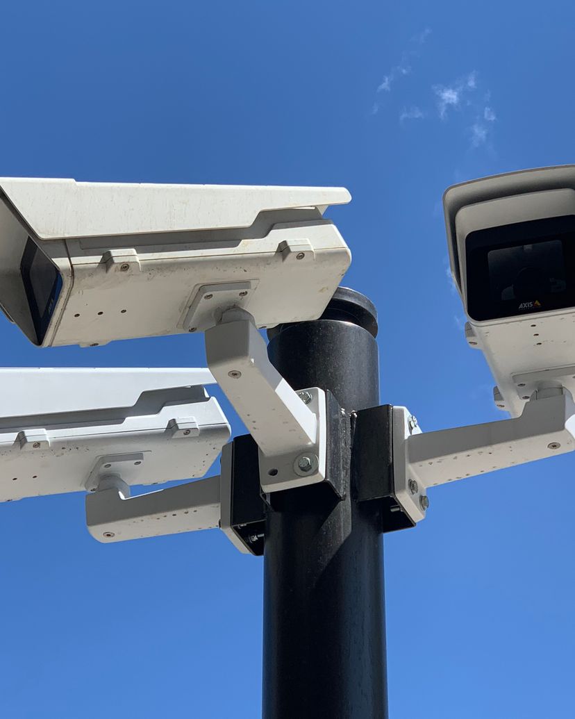 Kilka kamer monitoringu na słupie na tle błękitnego nieba
