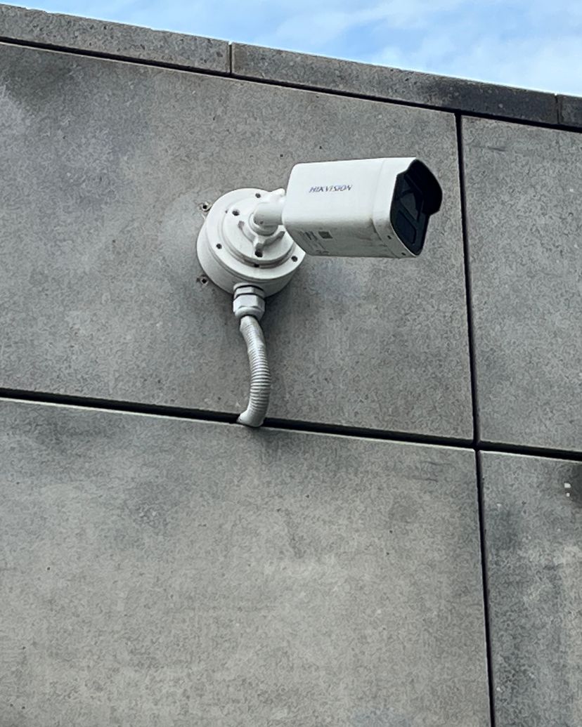 Kamera tubowa IP zamontowana na betonowej elewacji