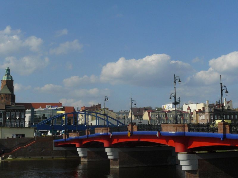 Panorama Gorzowa Wielkopolskiego z mostem nad Wartą i katedrą